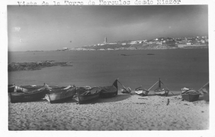 Vista da Torre de Hércules desde a praia de Riazor. Ano 194-?