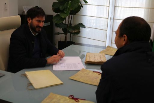O alcalde de La Coronada recibe o seu arquivo municipal organizado